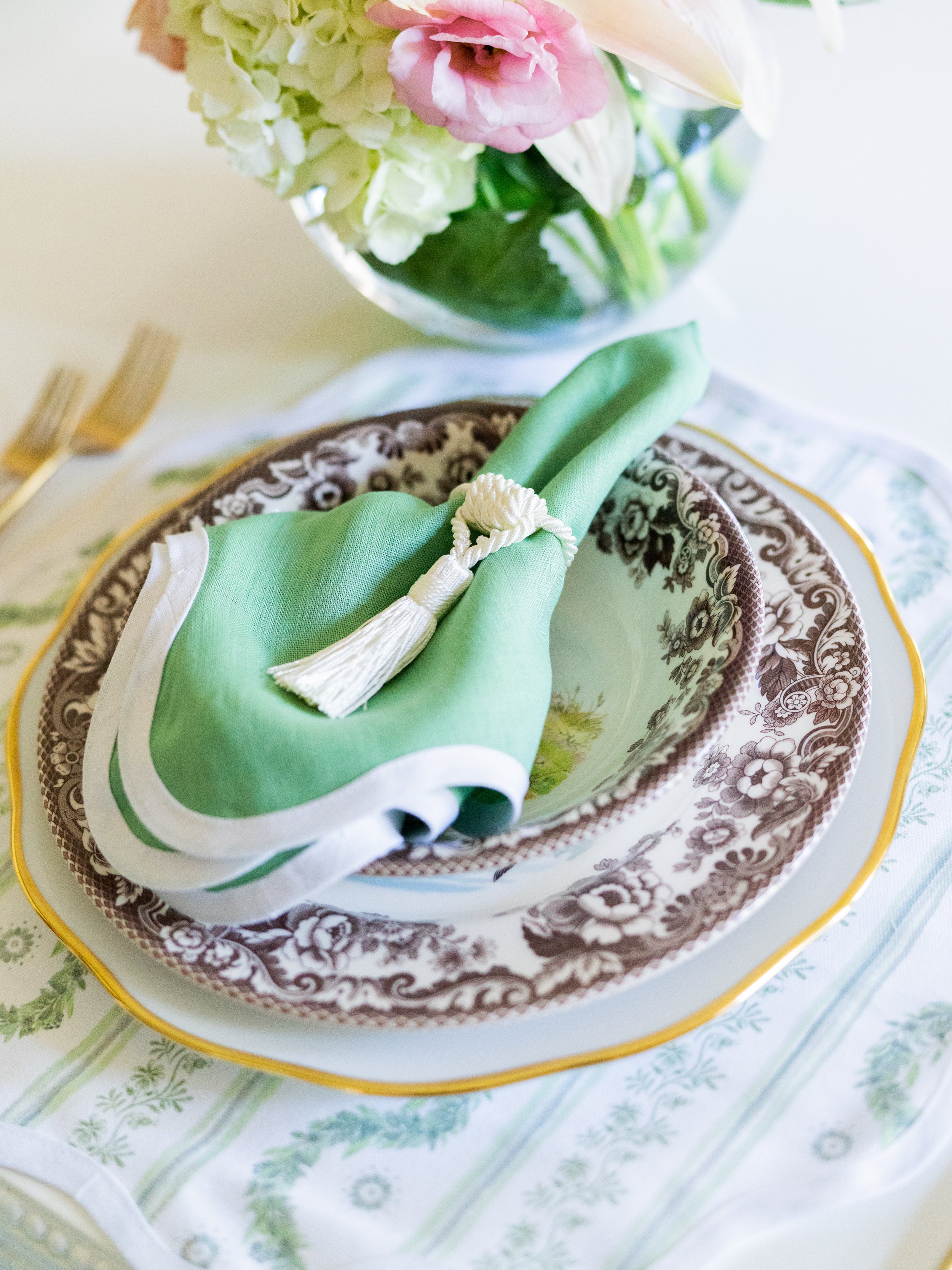 Round Scalloped Placemat | Boxwood Garden - Sage