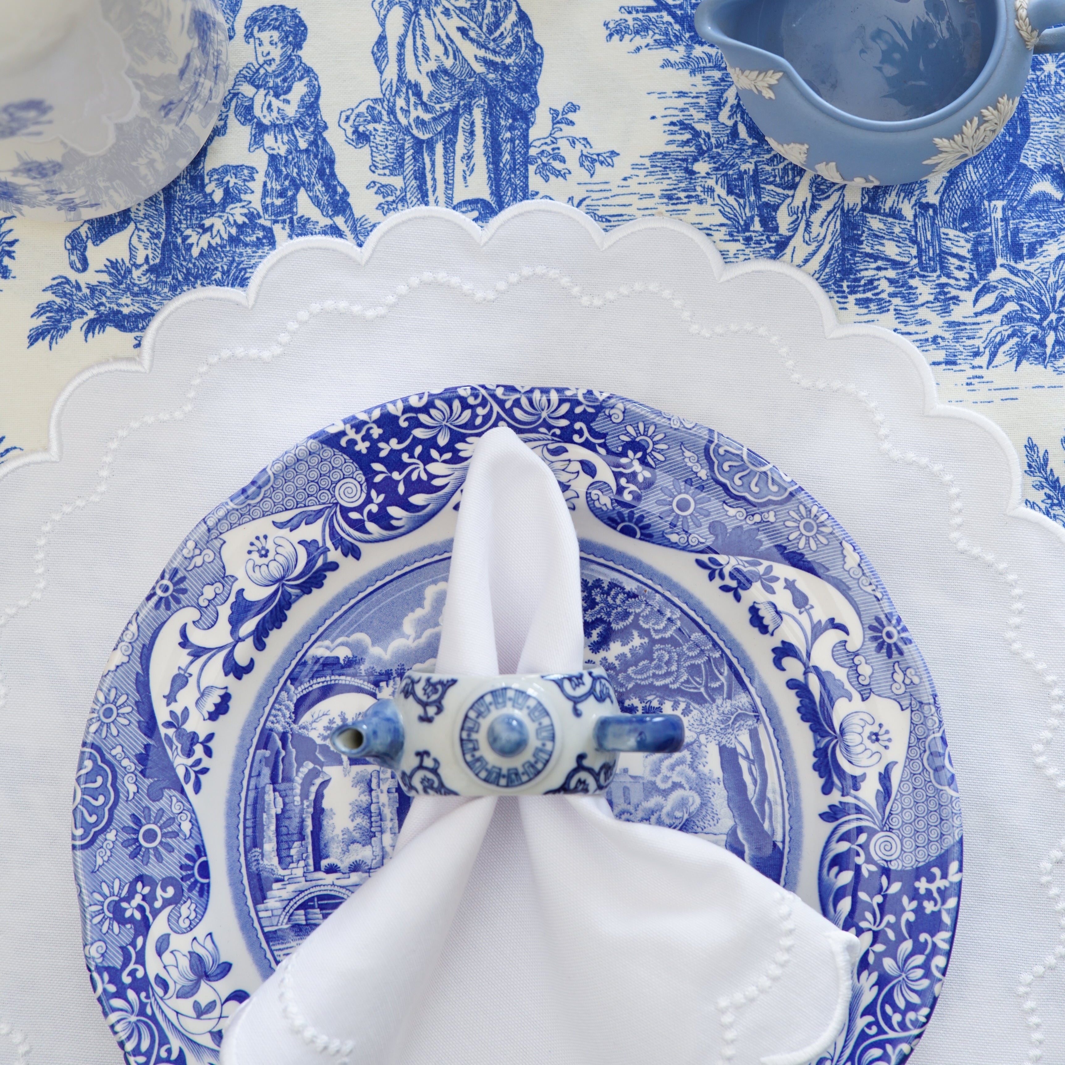 LILY WHITE ROUND FABRIC PLACEMAT & NAPKIN SET