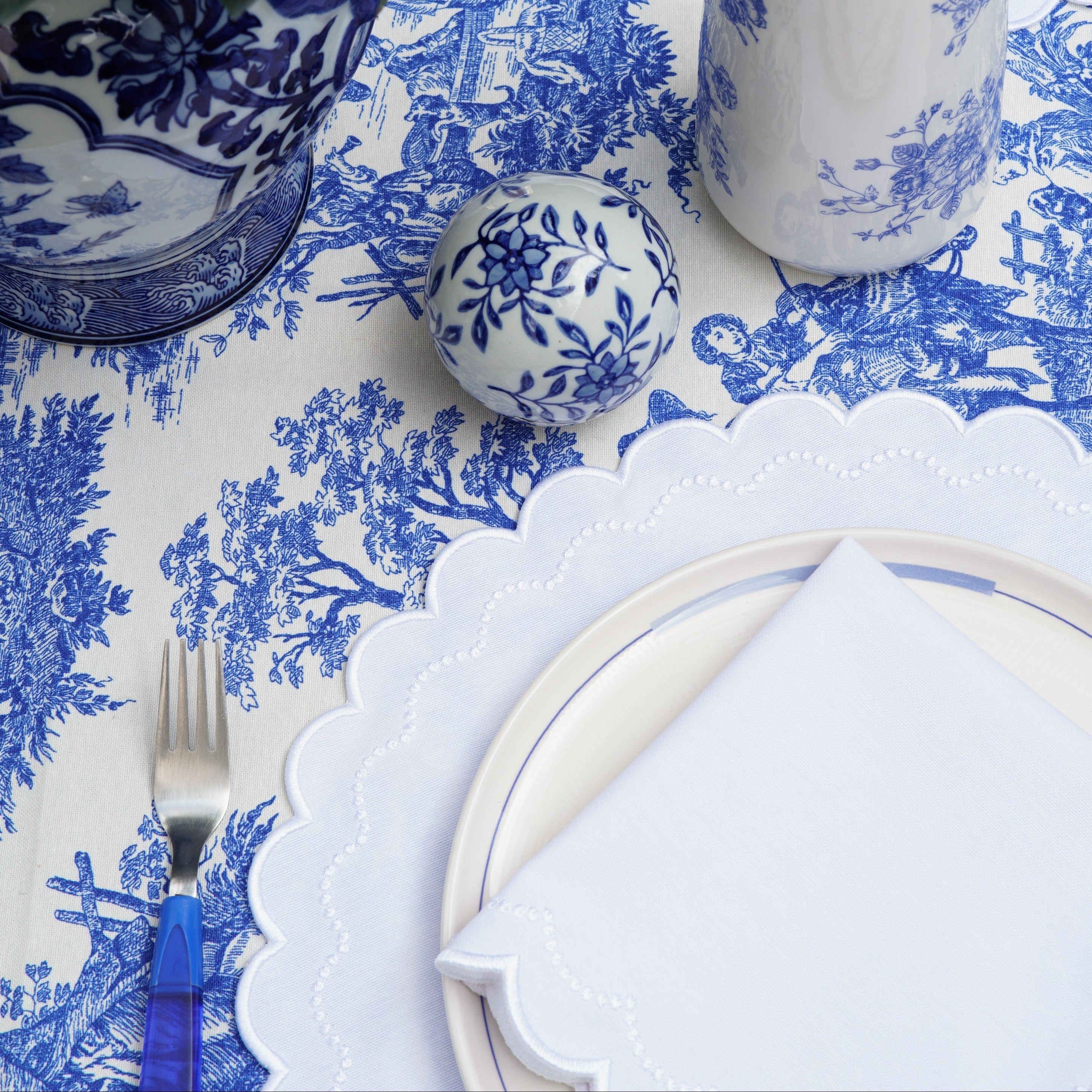 LILY WHITE ROUND FABRIC PLACEMAT & NAPKIN SET