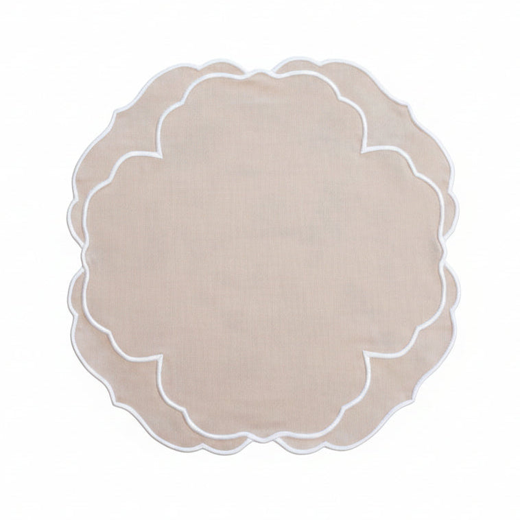 Sorelle Scalloped Round Cotton Placemat Set in Beige and White