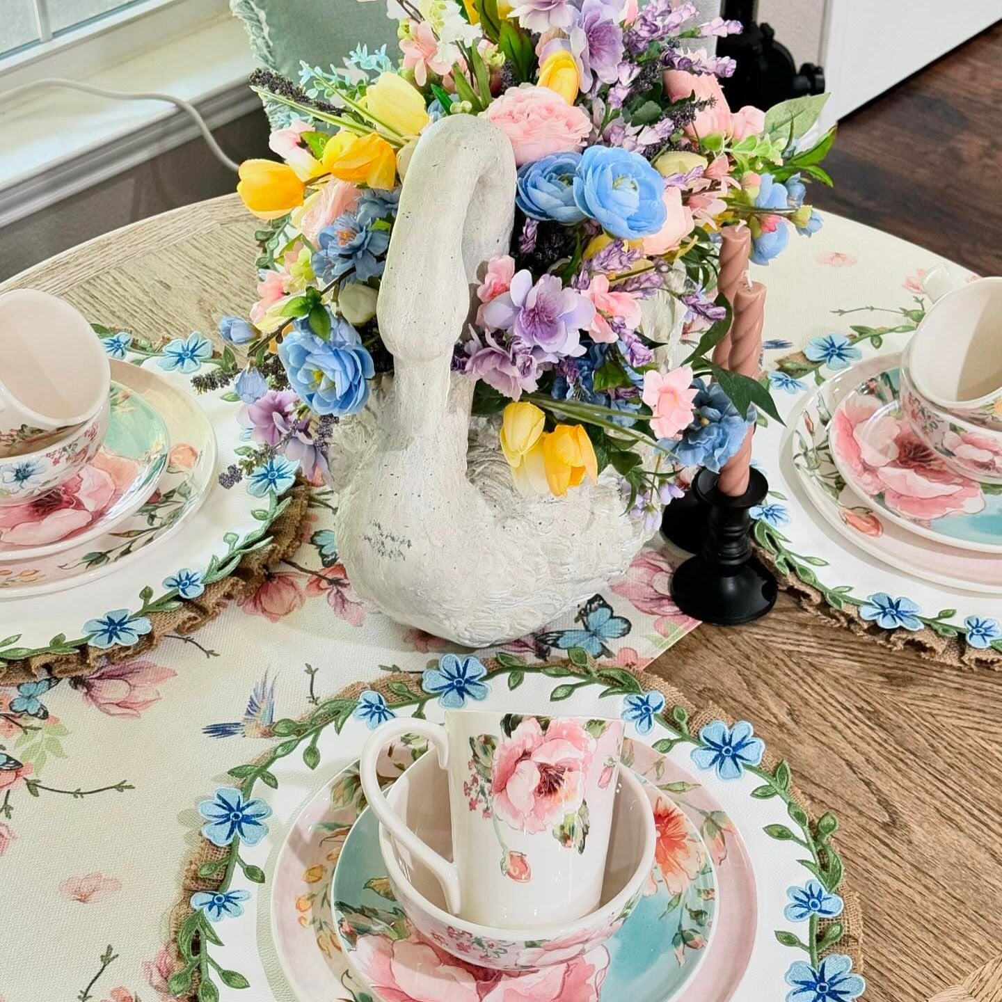 UNITY WHITE BLUE ROUND FAUX LEATHER PLACEMAT