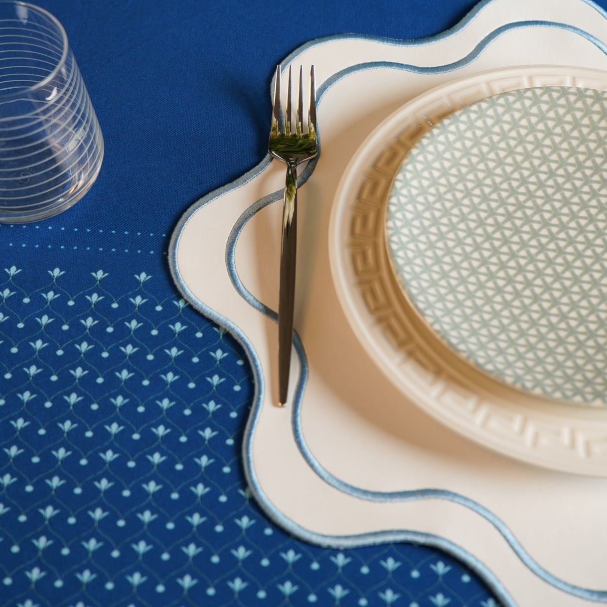 HAVEN WHITE WAVY EDGE BLUE TRIM FAUX LEATHER PLACEMAT
