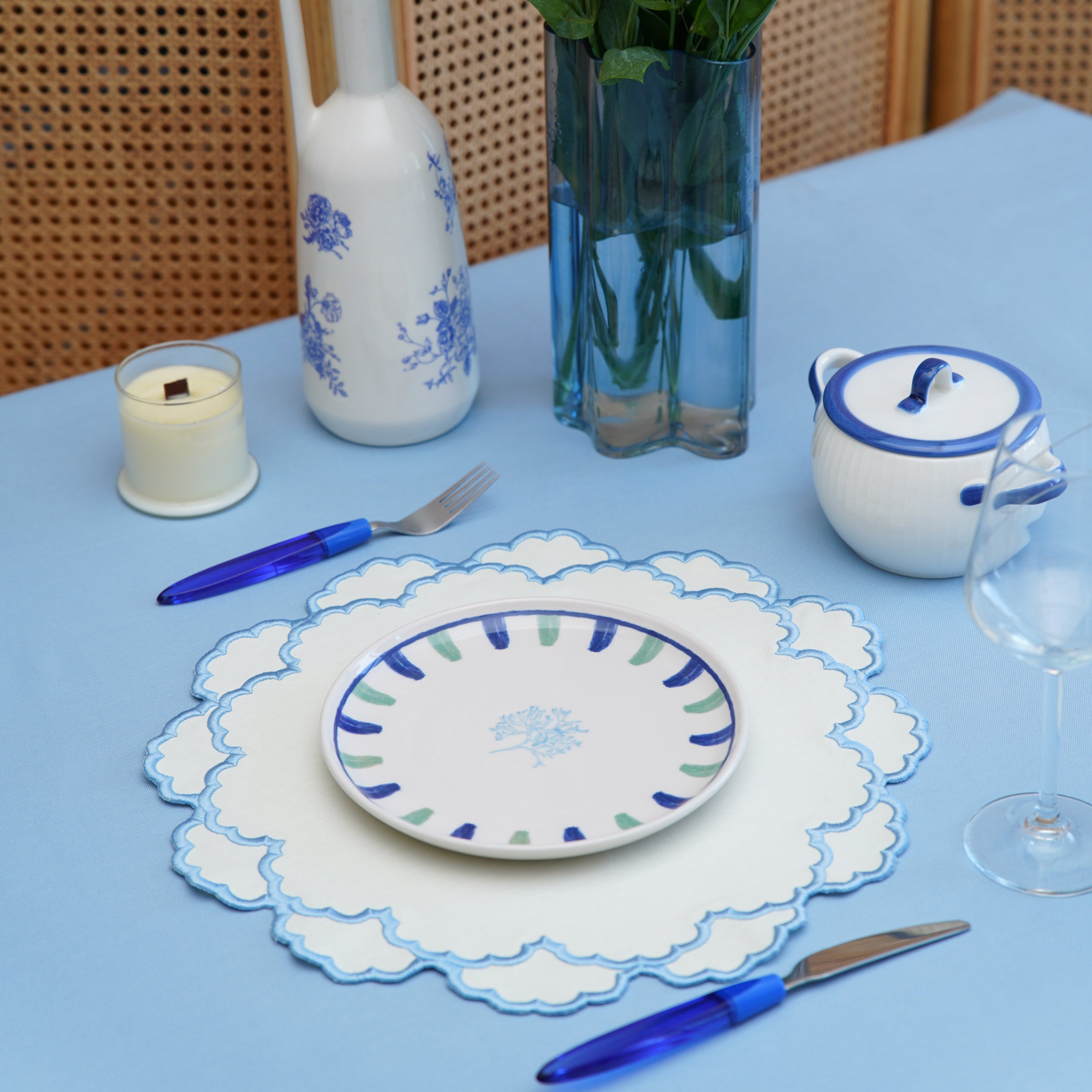 CRESSIDA WHITE SCALLOPED BLUE FABRIC PLACEMAT