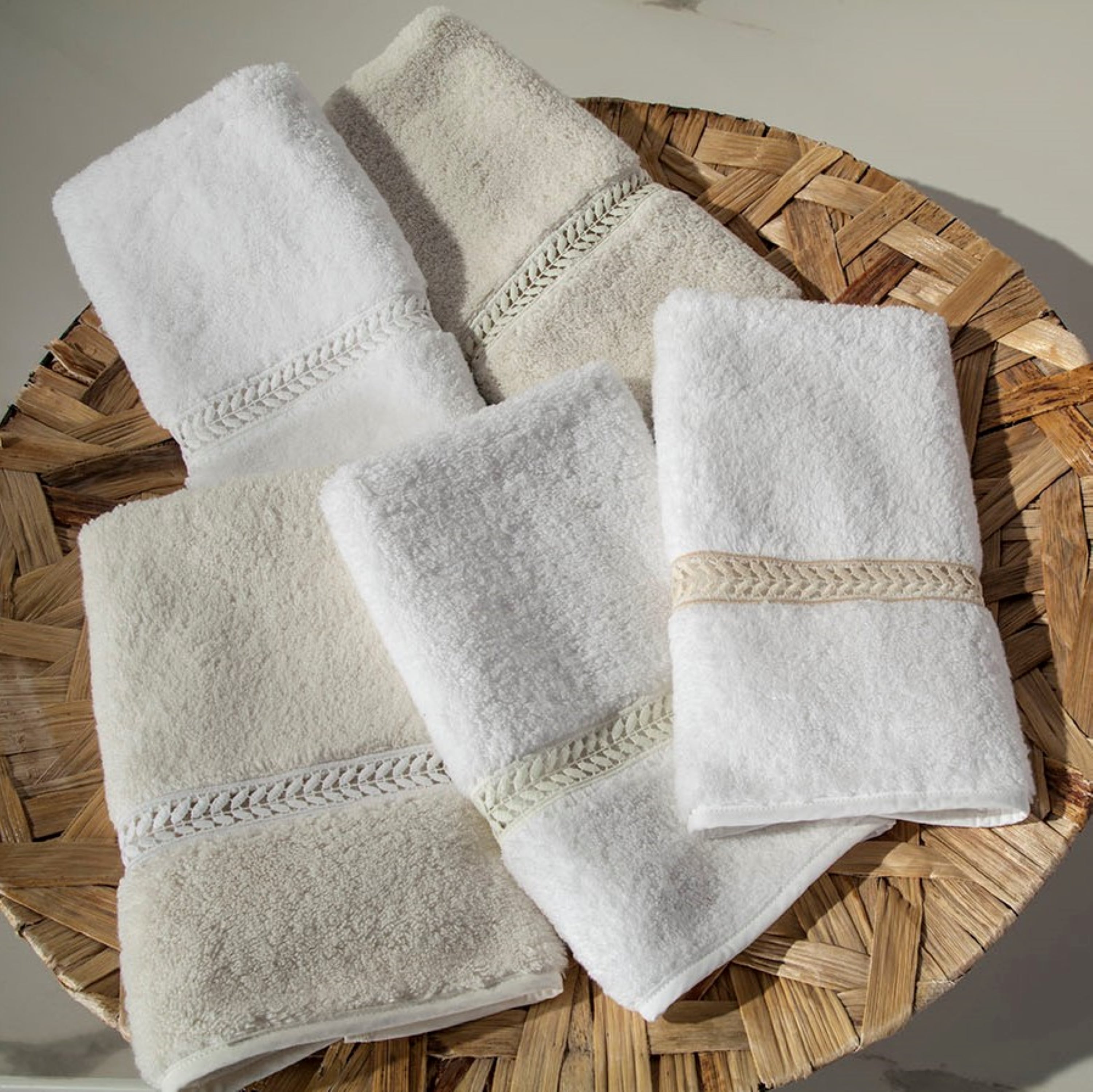 Wreath Fingertip Towel